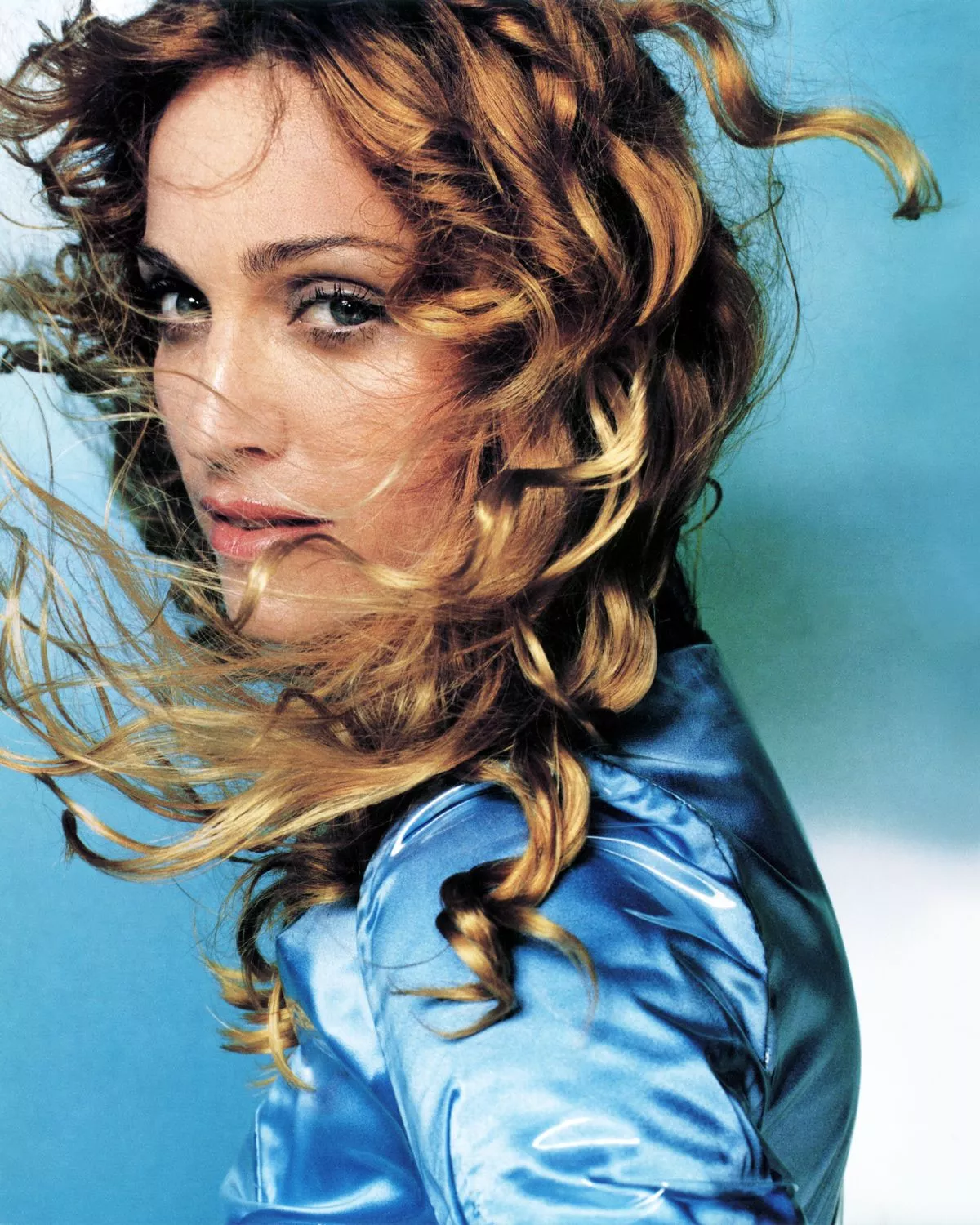 Мадонна для обложки альбома Ray of Light, фото Марио Тестино