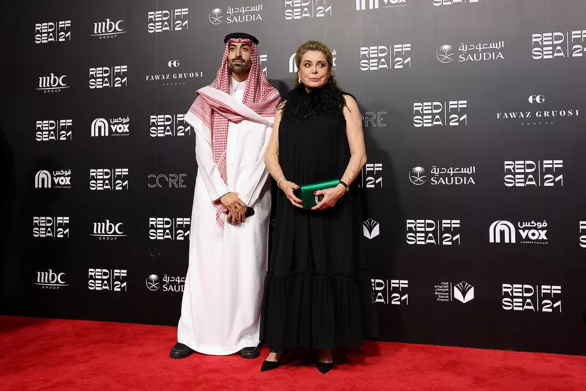 Мохаммед Аль Турки, Катрин Денев, член жюри, на премьере фильма «Сирано» в рамках Международного кинофестиваля Red Sea International Film