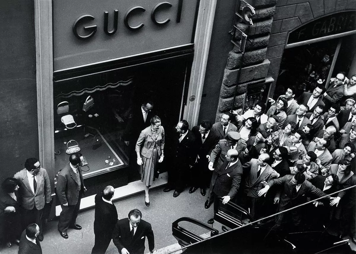 Принцесса Грейс Келли выходит из магазина Gucci в Риме