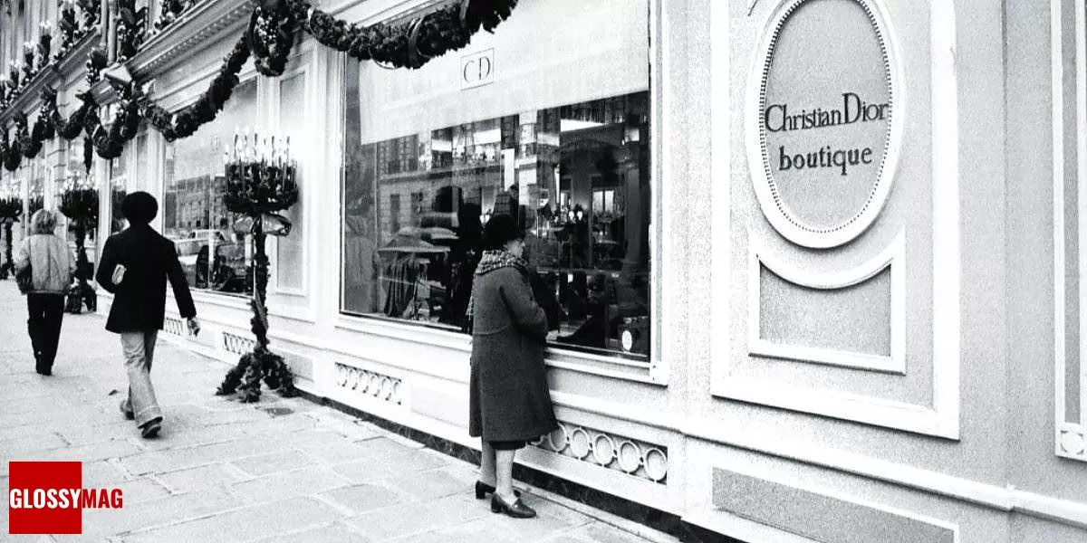 Витрины бутика Christian Dior на авеню Монтень 30, Париж, Франция