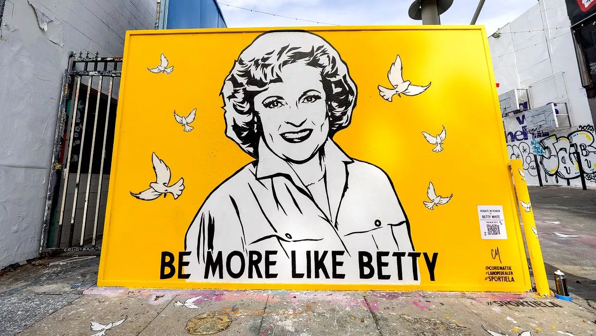 Граффити «Будь больше похожа на Бетти Уайт» появилась в Лос-Анджелесе