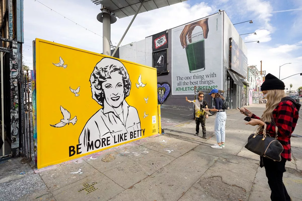 Граффити «Будь больше похож на Бетти Уайт» на Мелроуз-авеню