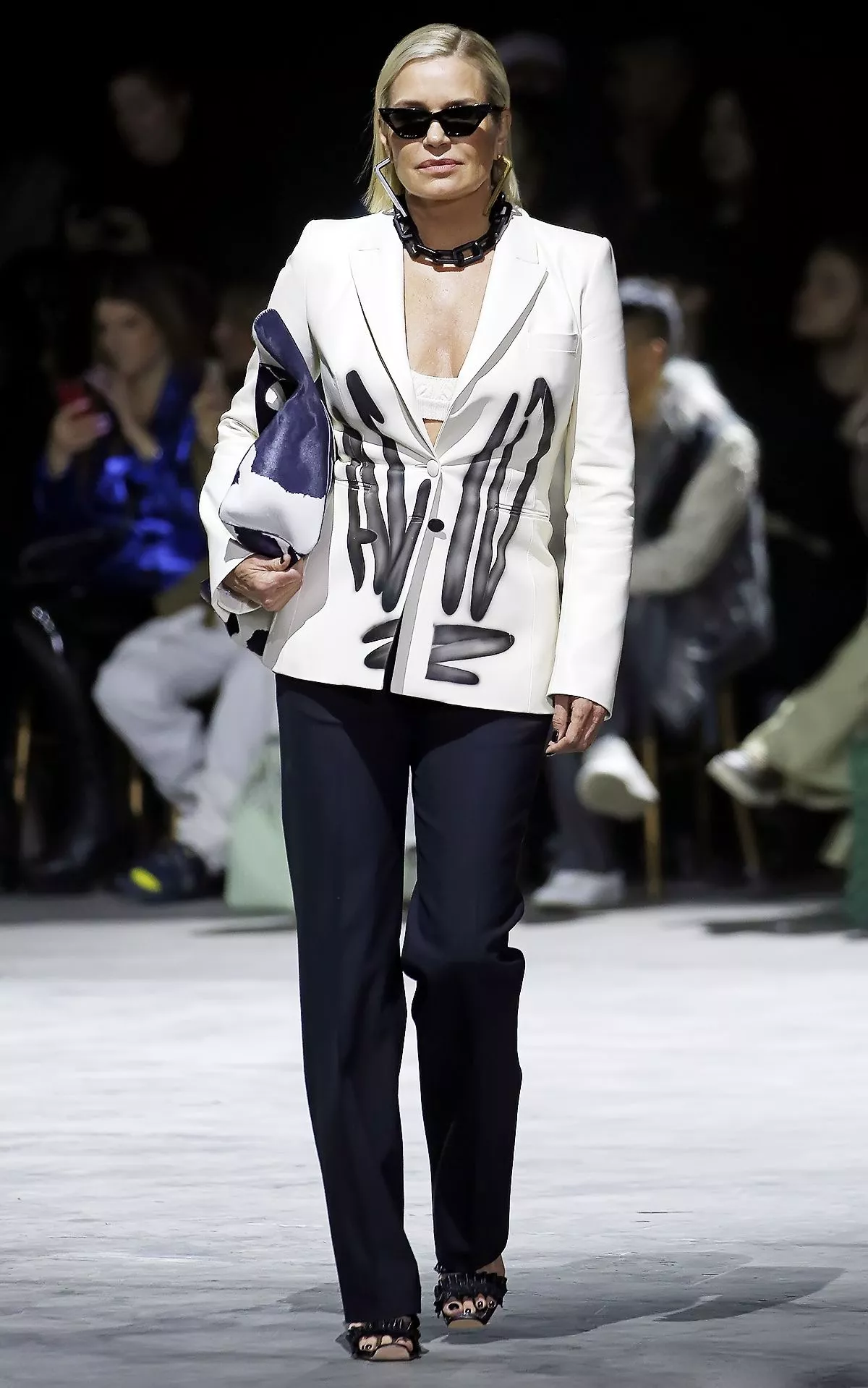 Иоланда Хадид во время показа Off-White в рамках Недели женской моды