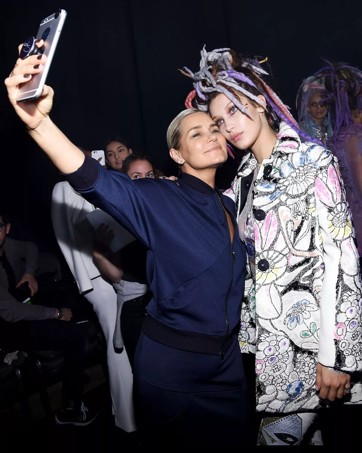 Иоланда Хадид и Белла Хадид за кулисами показа мод Marc Jacobs Spring во время Недели моды