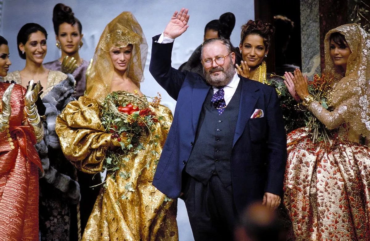 Джанфранко Ферре и Хелена Кристенсен (справа) на шоу Christian Dior Haute Couture Осень/Зима 1992/1993