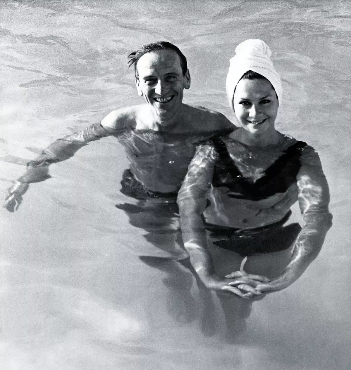 Эйприл Эшли в бассейне со своим бойфрендом Артуром Корбеттом