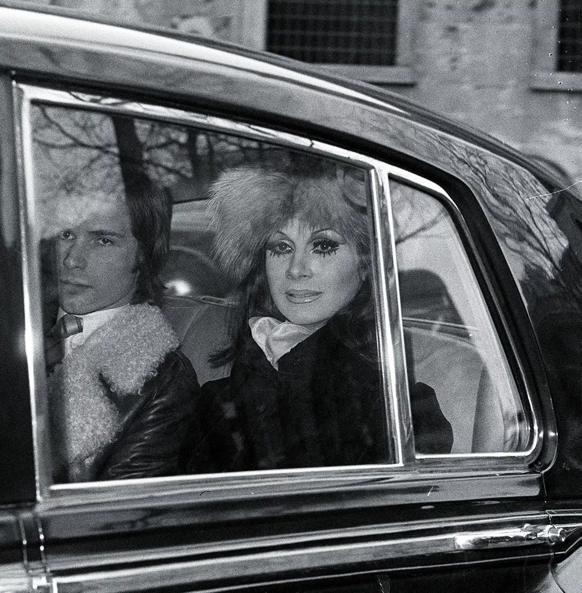 Эйприл Эшли возле суда в Лондоне, где судья должен был вынести решение по делу о недействительности брака, 1970 г.