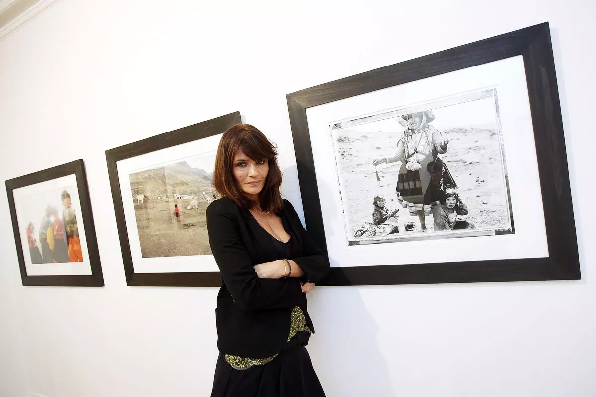 Хелена Кристенсен на открытии ее новой фотовыставки «Meltdown» в Центральной галерее Proud в Лондоне, 18 ноября 2009 г.
