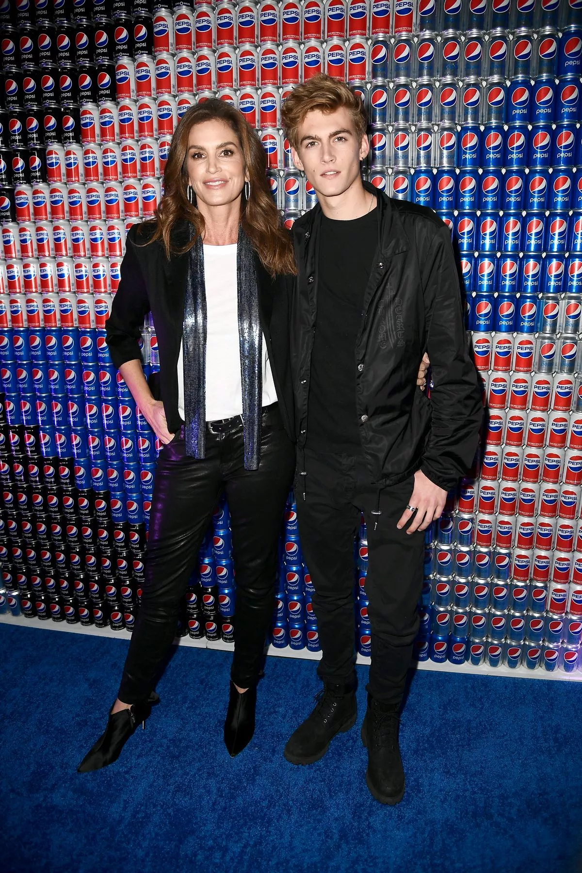 Синди Кроуфорд с сыном Пресли Гербером на концерте Pepsi Generations