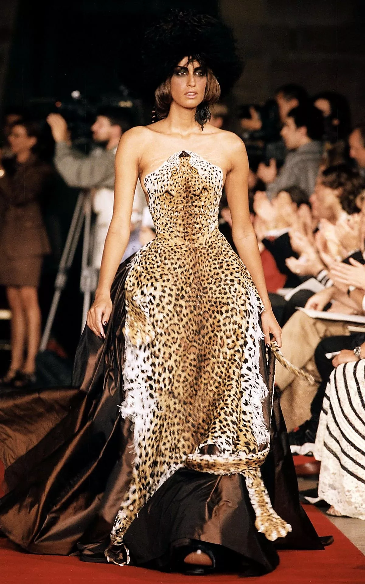 Ясмин Гаури на шоу Jean Paul Gaultier Haute Couture Осень/Зима 1997/98