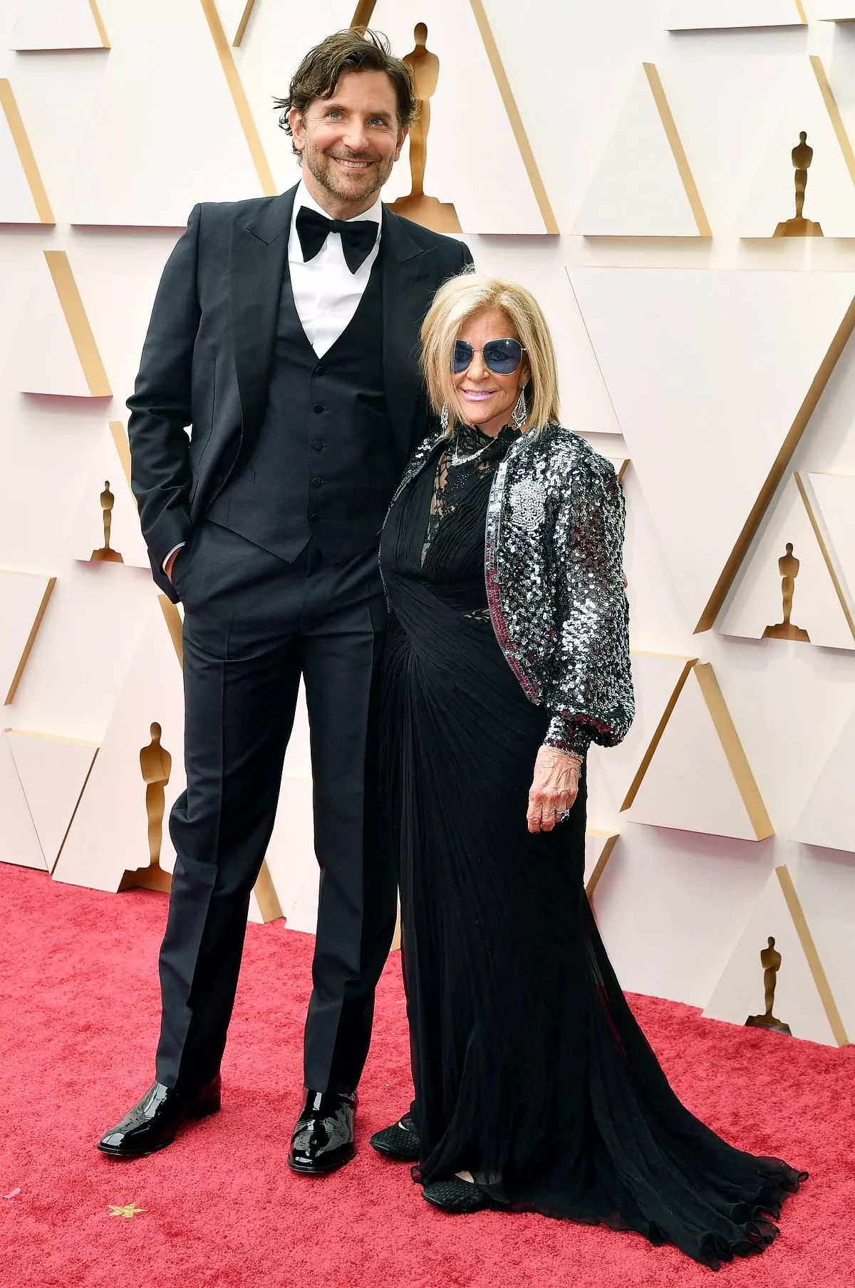 Брэдли Купер с мамой Глорией Кампано на 94-й ежегодной церемонии вручения премии «Оскар»