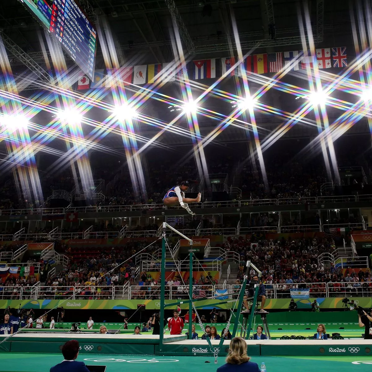 Симона Байлз на тренировке на брусьях в финале женского индивидуального многоборья по художественной гимнастике на Олимпийской арене Рио