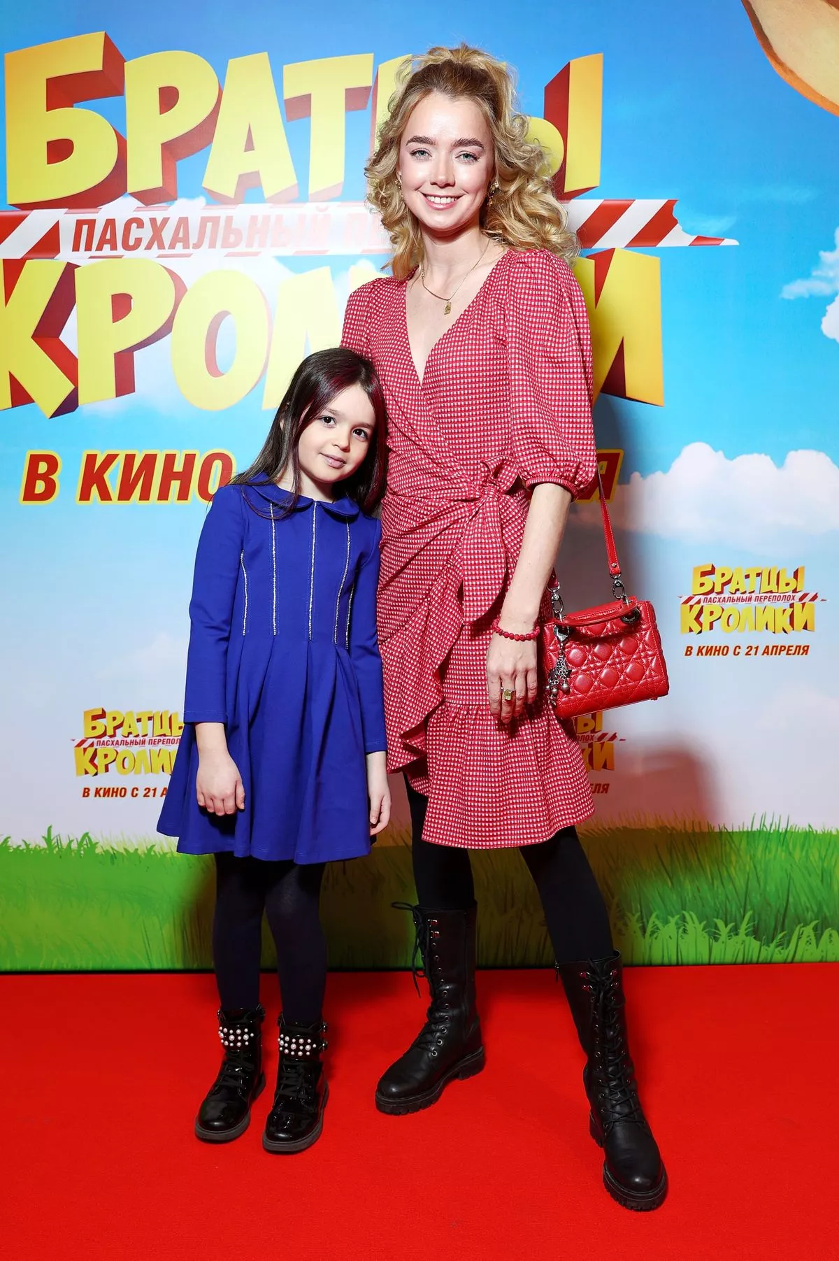 Алёна Чехова с дочерью на премьере семейной анимации «Братцы Кролики Пасхальный переполох»