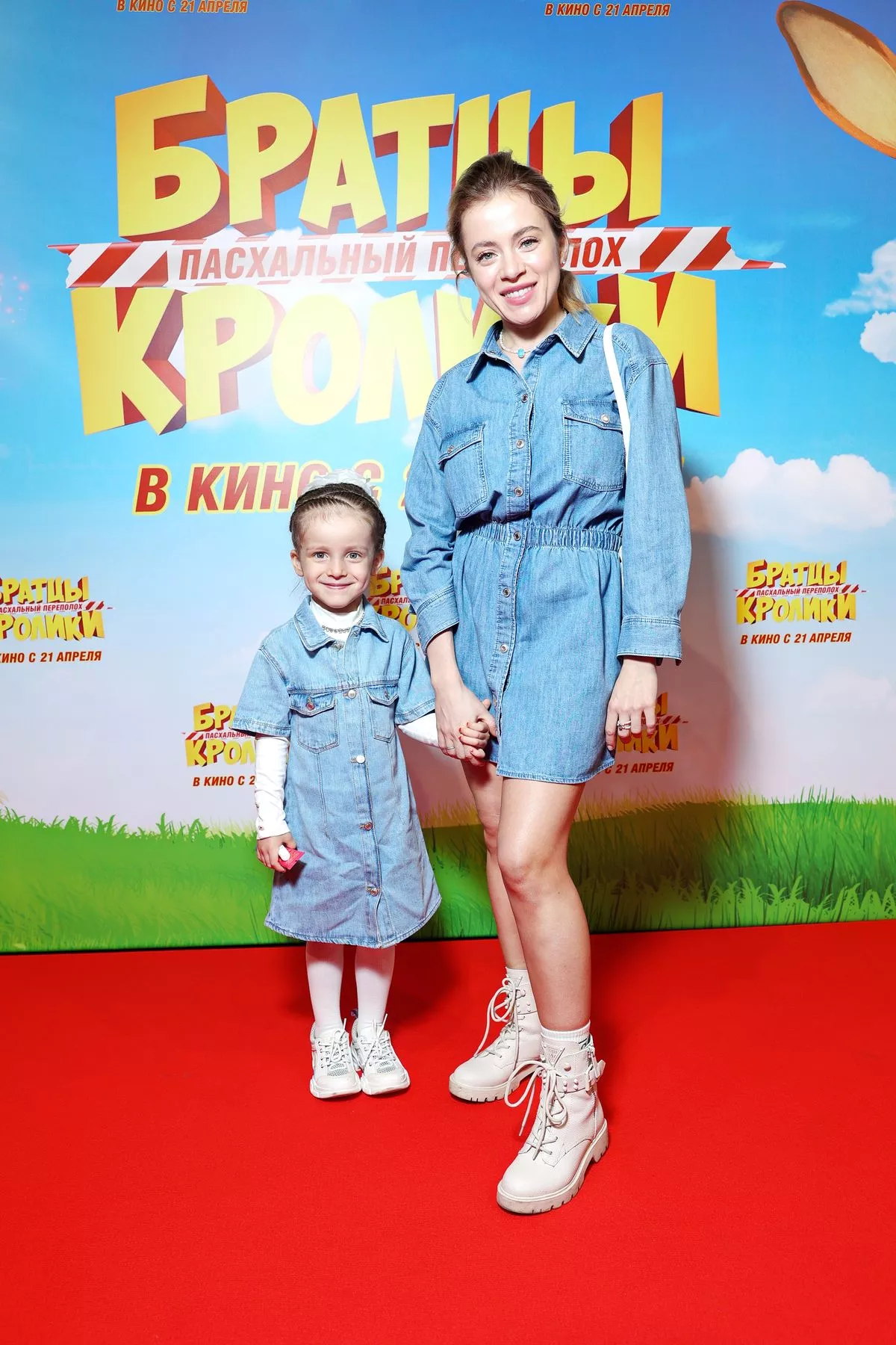 Екатерина Кабак с дочерью Кристиной на премьере семейной анимации «Братцы Кролики Пасхальный переполох»