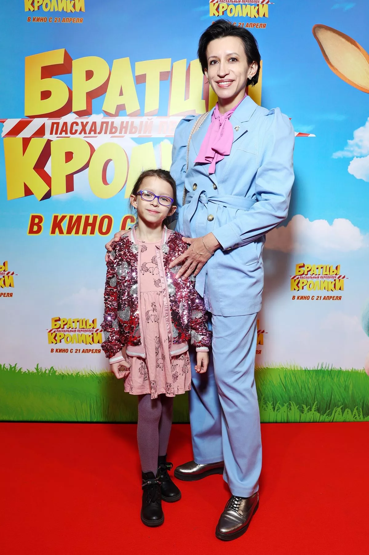 Елена Борщева с дочерью Умой на премьере семейной анимации «Братцы Кролики Пасхальный переполох»