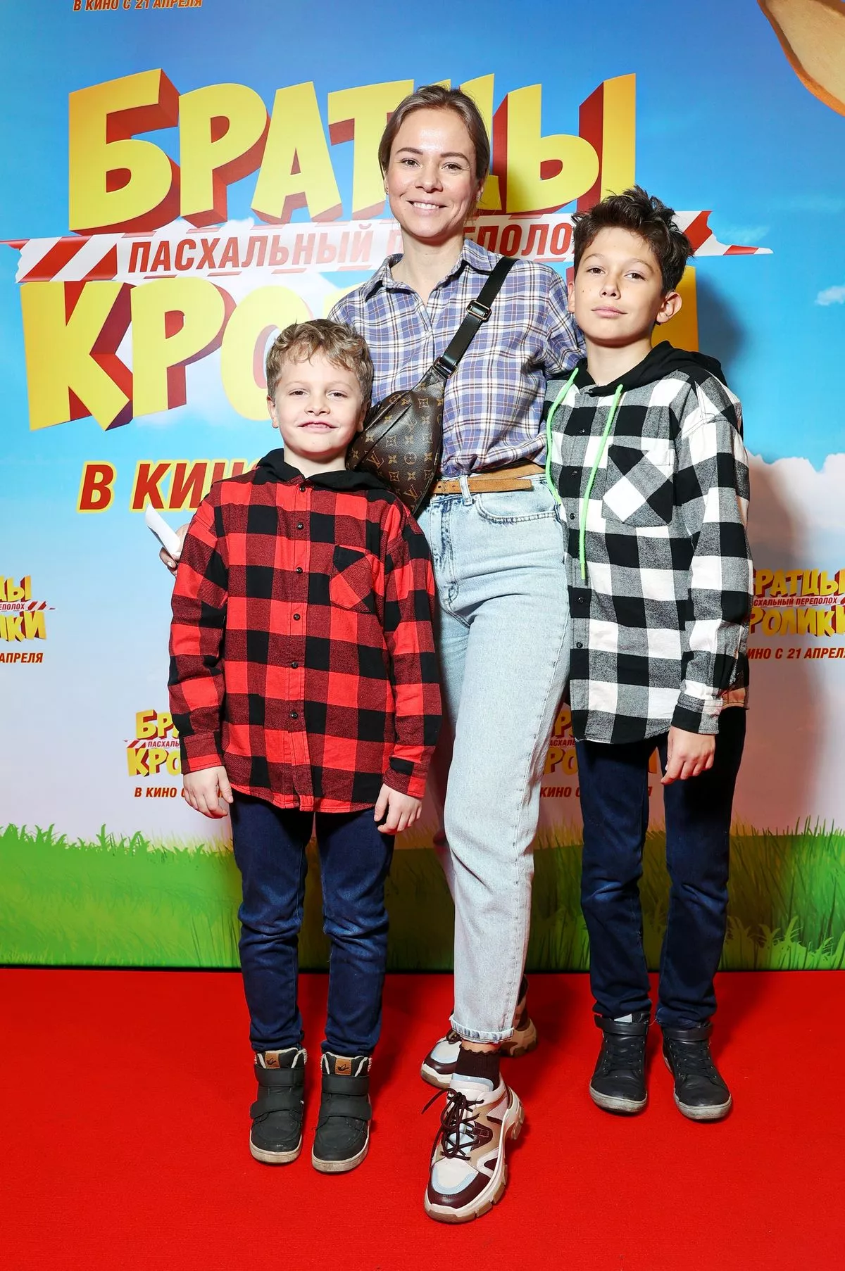 Ксения Прохорова с сыновьями на премьере семейной анимации «Братцы Кролики Пасхальный переполох»