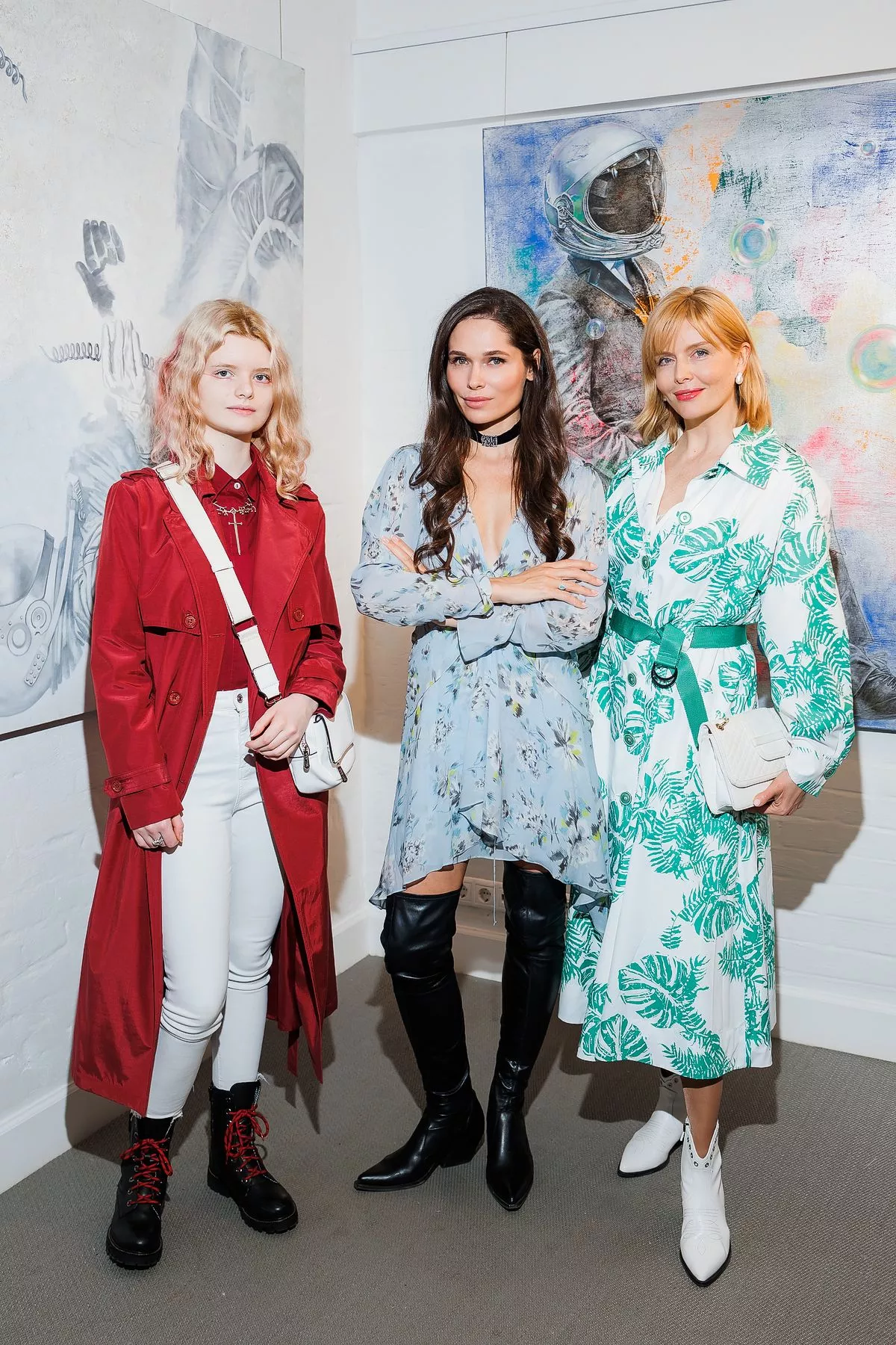 Полина Аскери и Анна Чурина с дочерью на выставке Дарьи Котляровой «В невесомости»