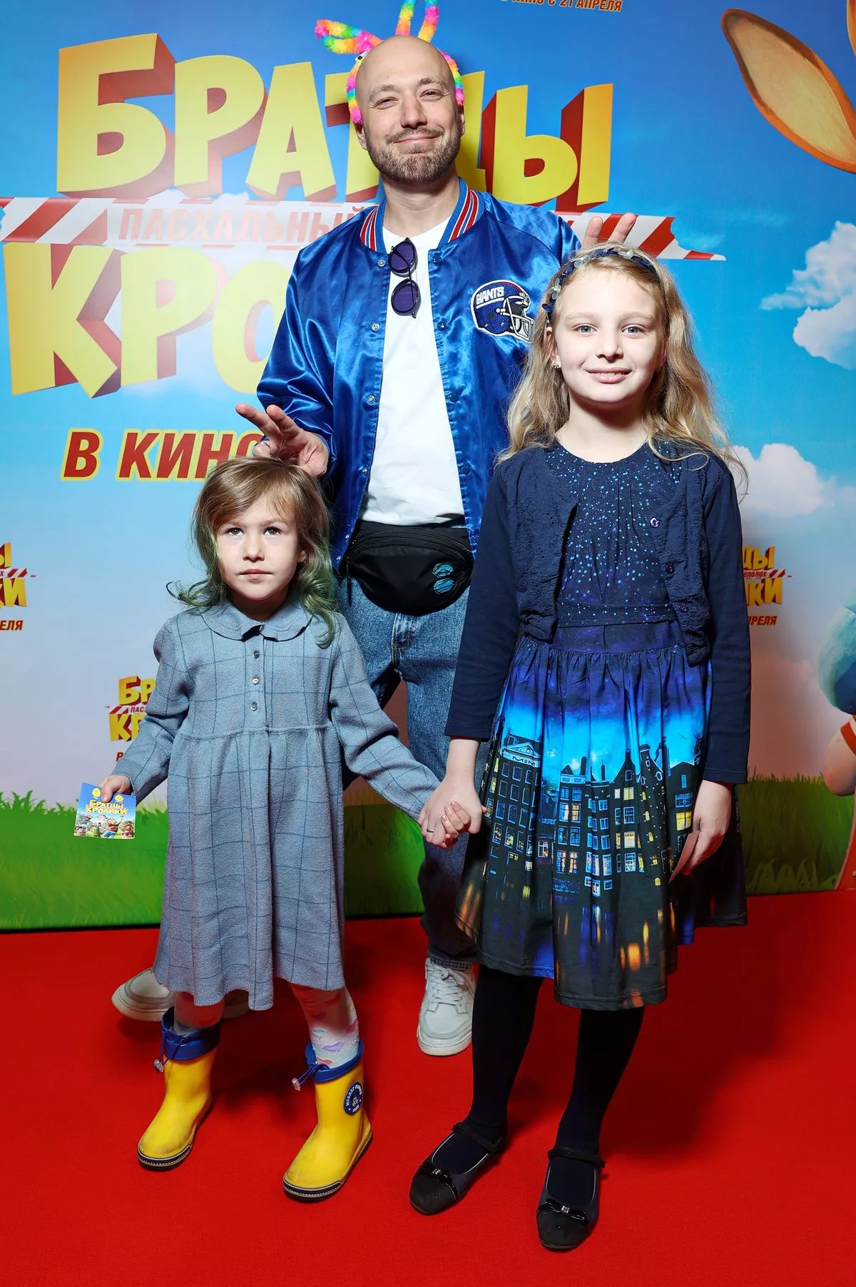 Владимир Маркони с детьми на премьере семейной анимации «Братцы Кролики Пасхальный переполох»