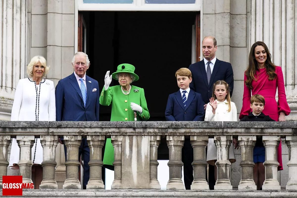 Камилла, герцогиня Корнуолльская, Чарльз, принц Уэльский, Королева Елизавета II, принц Джордж Кембриджский, Уильям, герцог Кембриджский, принцесса Шарлотта Кембриджская, Кэтрин, герцогиня Кембриджская, принц Луи Кембриджский на балконе Букингемского дворца во время Платинового юбилея Королевы, 5 июня 2022 г.