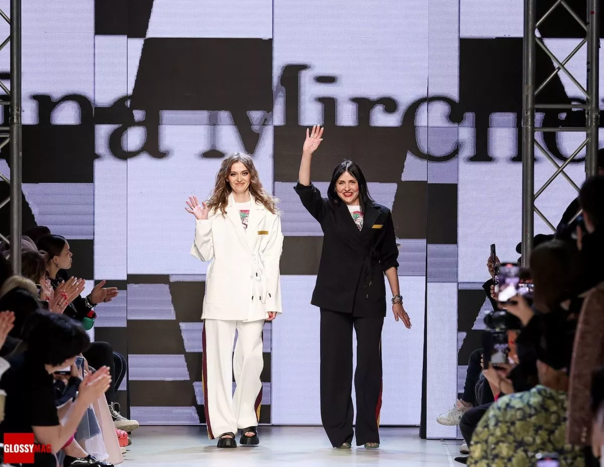Полина и Юлия Мирчевы на финальном выходе шоу Polina Mircheva «Urban Vogue» первой Московской Недели Моды, 22 июня 2022 г.
