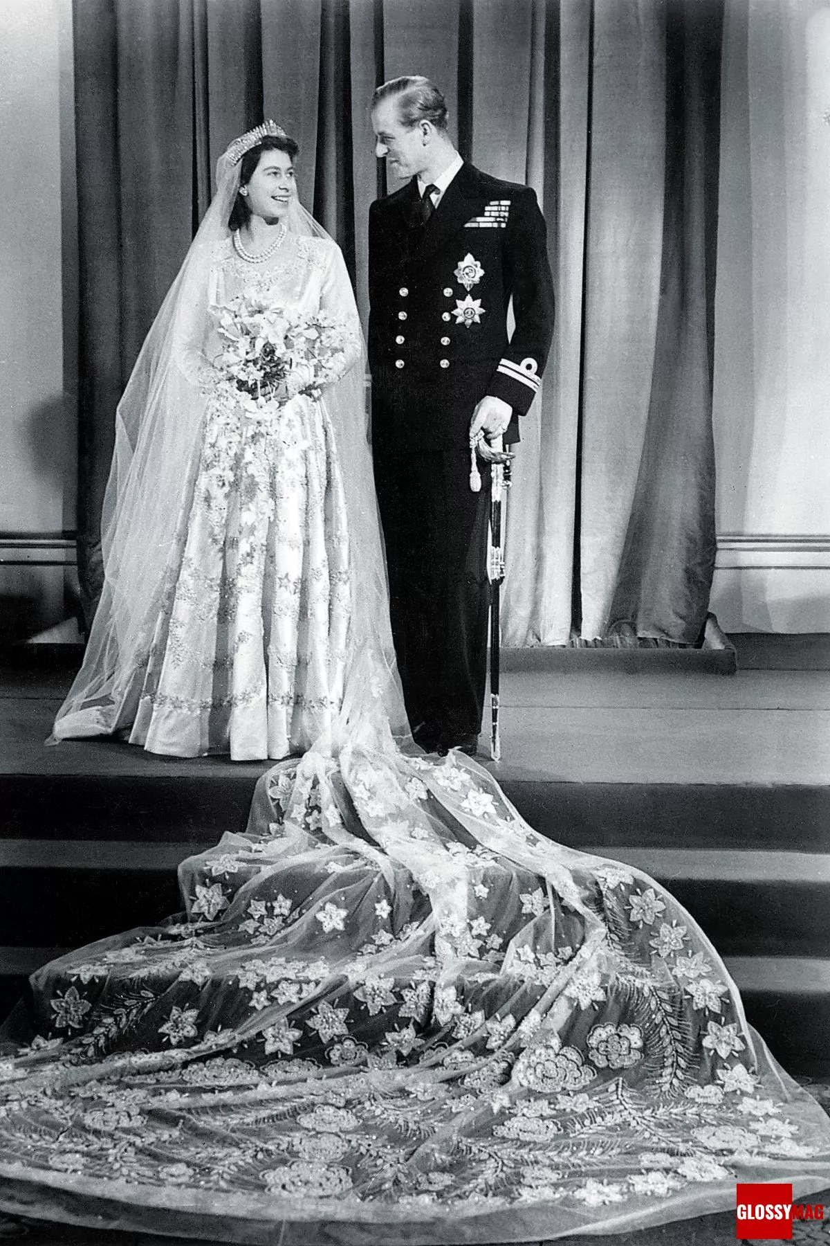 Британская принцесса Елизавета (будущая королева Елизавета II) и Филипп, герцог Эдинбургский в день своей свадьбы в Букингемском дворце, 20 ноября 1947 г.
