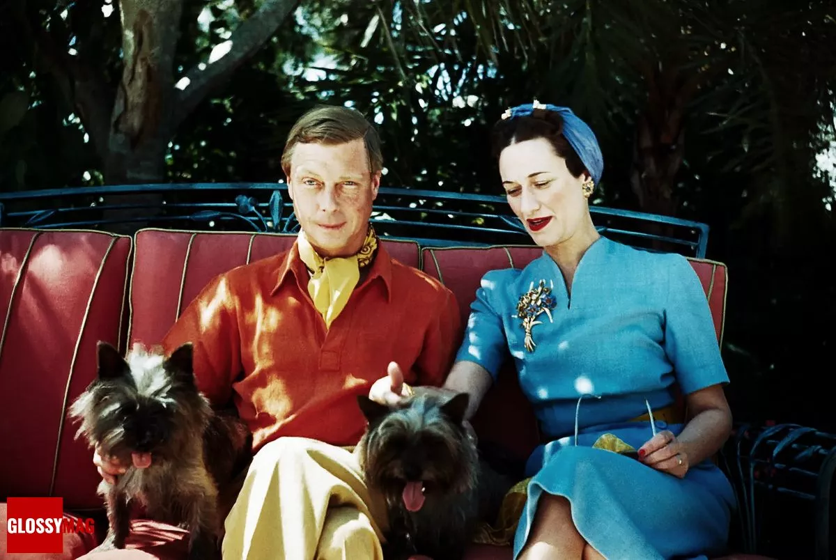 Герцог и герцогиня Виндзорские с двумя маленькими собаками, 1941 г.