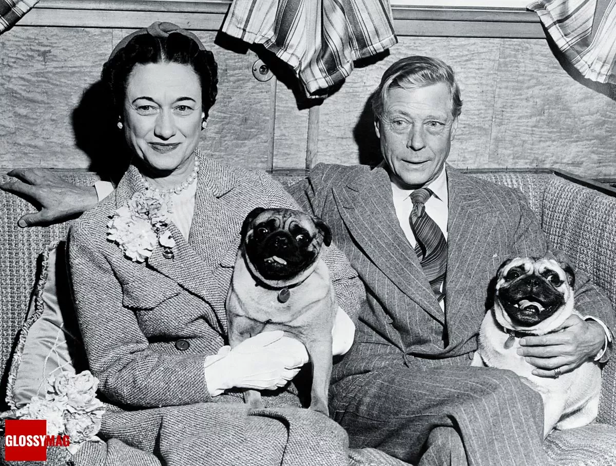 Герцог Виндзорский Эдуард VIII и герцогиня Виндзорская Уоллис Симпсон со своими собаками, 1954 г.
