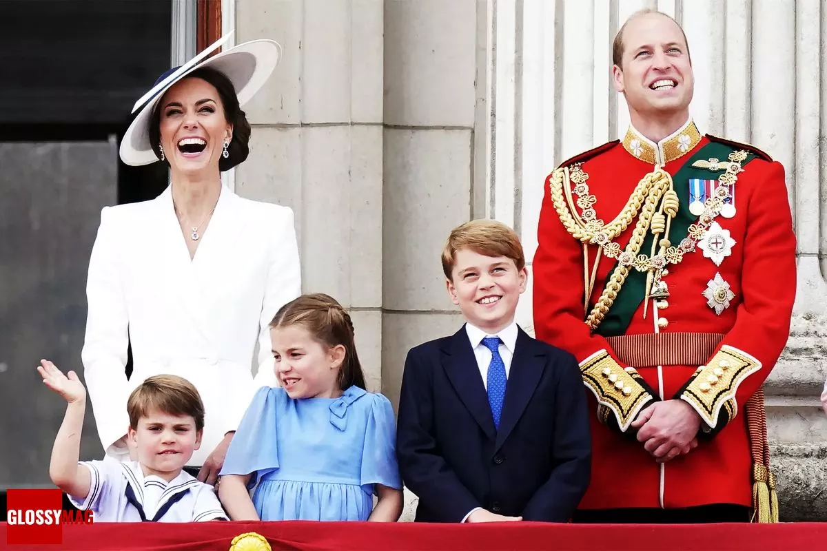 Герцогиня Кембриджская с семьей наблюдают за воздушным десантом Королевских ВВС на балконе Букингемского дворца, 2 июня 2022 г.
