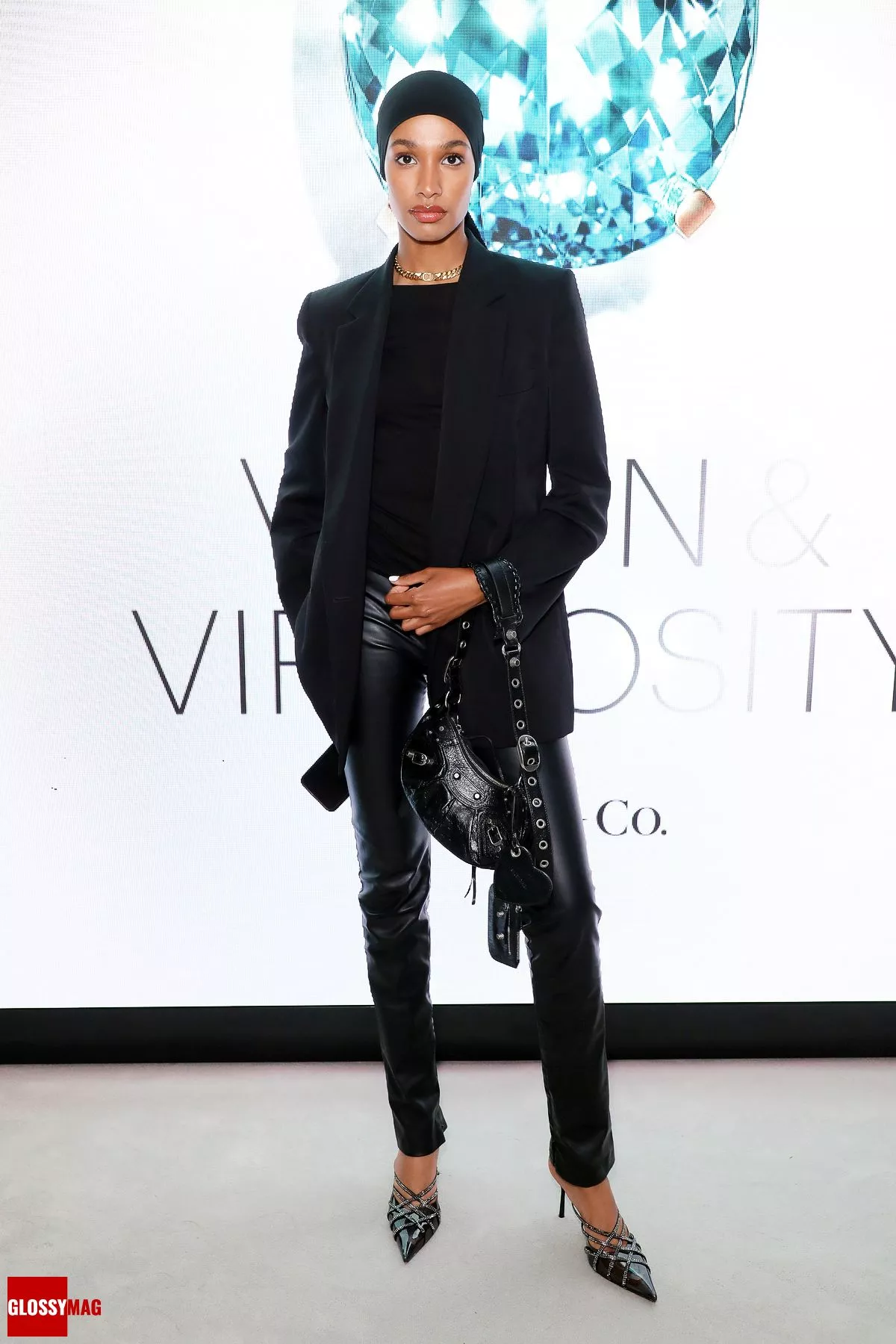 Икрам Абди Умар на открытии выставки Tiffany & Co. «Видение и Виртуозность» в галерее Саатчи в Лондоне, 9 июня 2022 г., фото 1