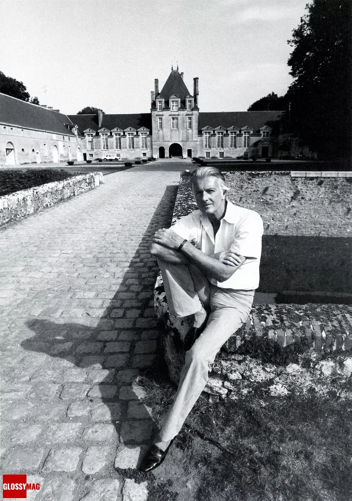 Юбер де Живанши возле замка в долине Луары Manoir du Jonchet, 1977 г.