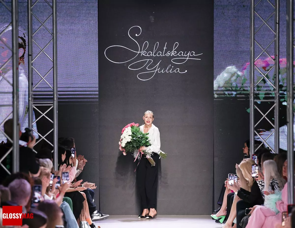 Юлия Скалатская на финальном выходе шоу Yulia Skalatskaya первой Московской Недели Моды, 21 июня 2022 г.