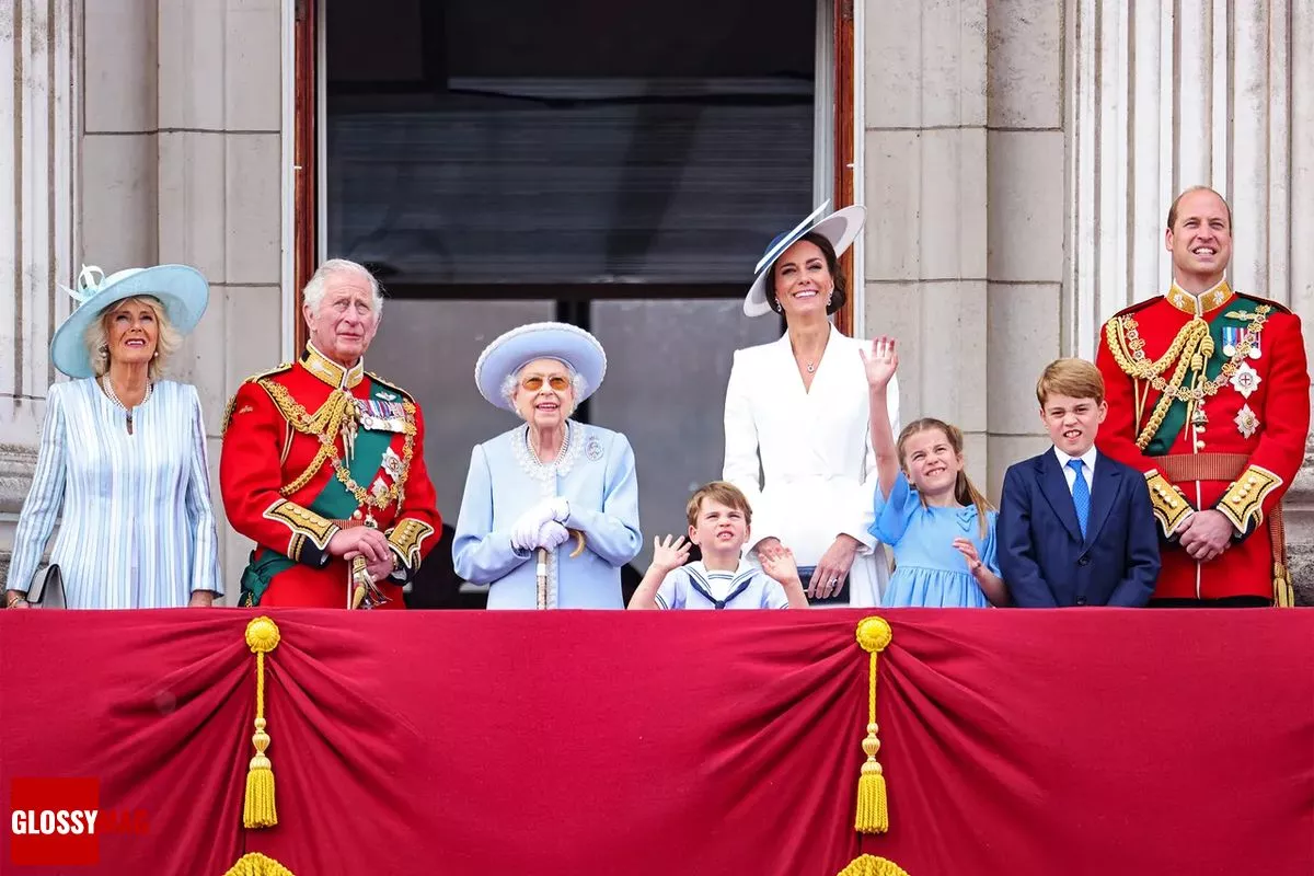 Камилла, герцогиня Корнуолльская, Чарльз, принц Уэльский, Королева Елизавета II, принц Луи Кембриджский, Кэтрин, герцогиня Кембриджская, принцесса Шарлотта Кембриджская, Уильям, герцог Кембриджский