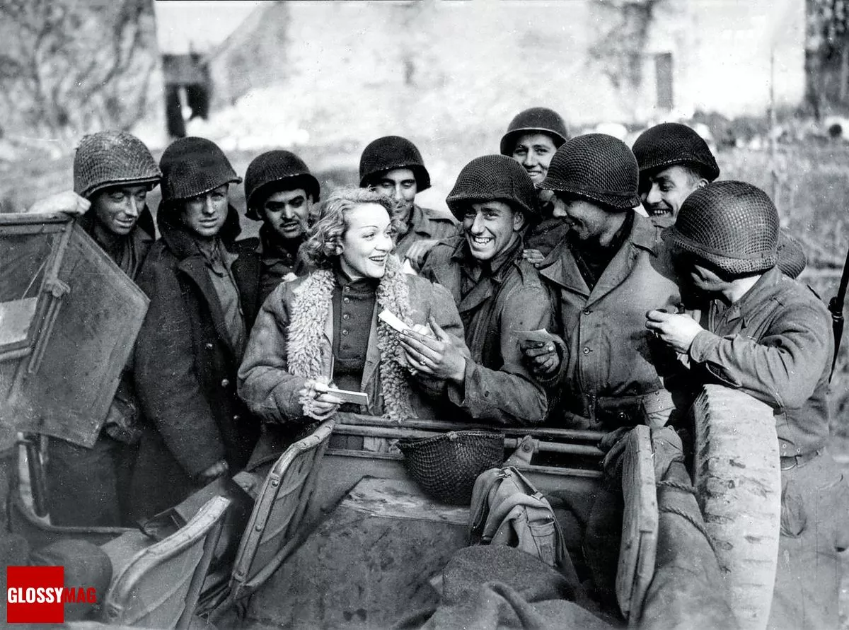 Марлен Дитрих после фронтового концерта раздает автографы солдатам