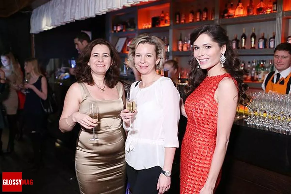 Наталья Кулешова — Директор по маркетингу Lancôme (в центре) с подругой и Полина Аскери на праздновании 2-летия Love2Beauty.ru в EMPORIO CAFE, 20 ноября 2014 г.