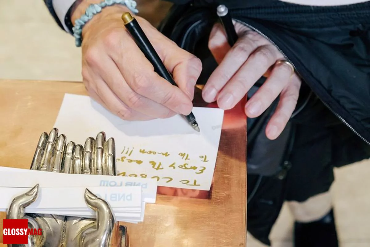 Паоло Теренци раздает автографы на открытии корнера итальянского парфюмерного бренда Tiziana Terenzi в универмаге «Цветной», 28 февраля 2018 г., фото 1