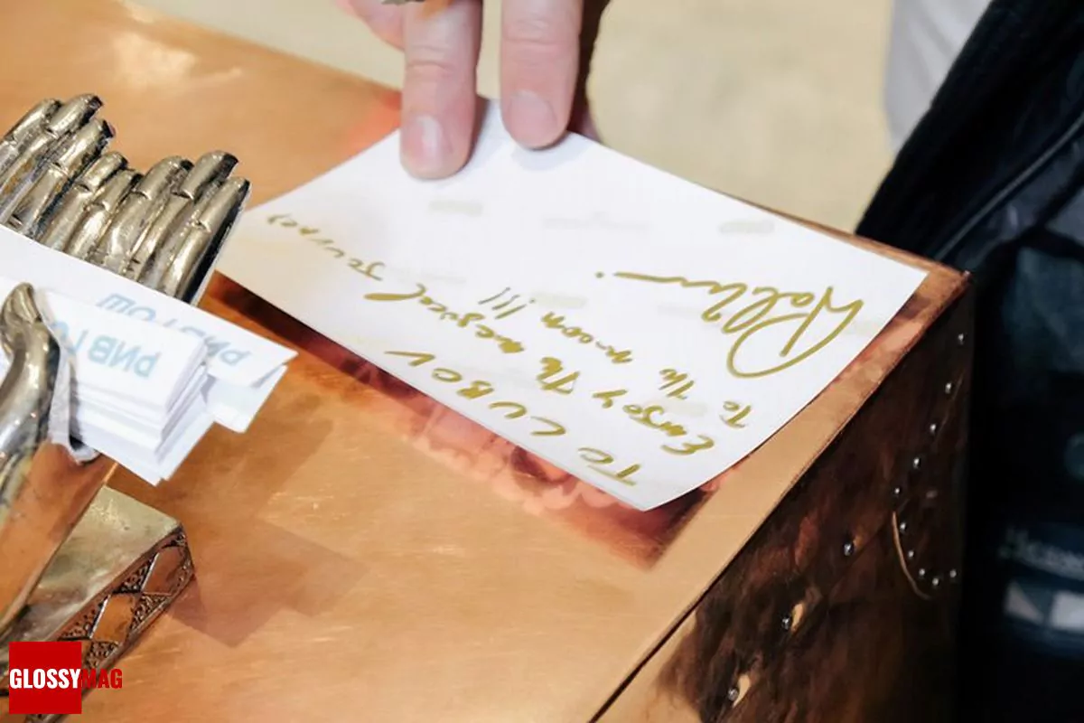 Паоло Теренци раздает автографы на открытии корнера итальянского парфюмерного бренда Tiziana Terenzi в универмаге «Цветной», 28 февраля 2018 г., фото 2