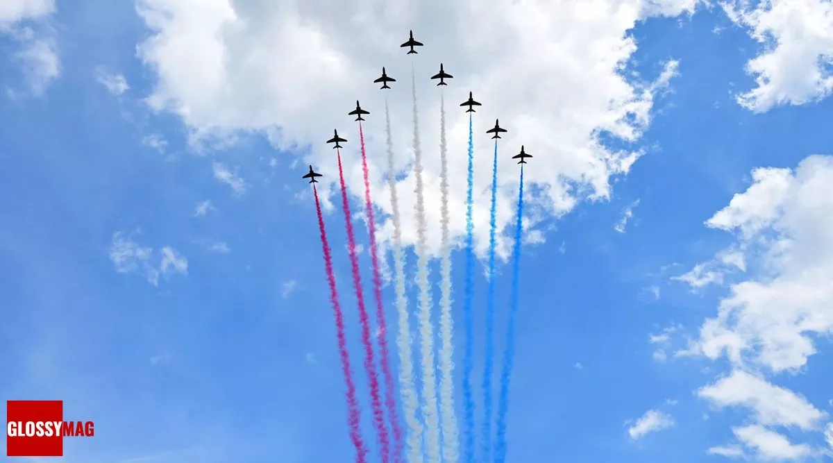 Пилотажная группа Королевских ВВС во время специального полета над балконом Букингемского дворца после того, как в Лондоне был поднят флаг, 2 июня 2022 г.
