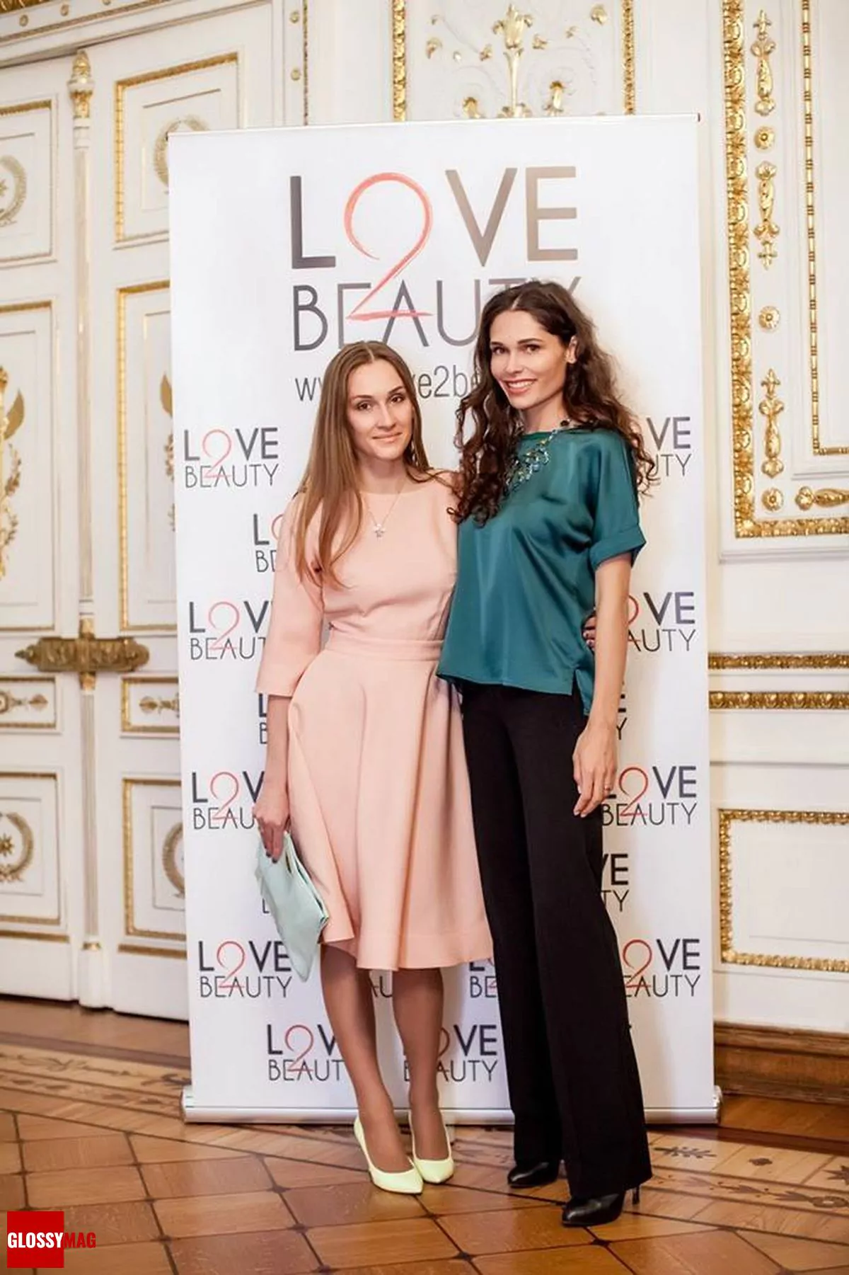 Полина Аскери и Кира Кост на мероприятии British Beauty Bar 2015 в Резиденции посла Великобритании, 21 апреля 2015 г.