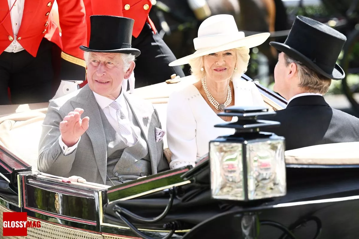 Принц Чарльз, принц Уэльский и Камилла, герцогиня Корнуоллская прибывают в королевской карете на Королевские скачки на ипподроме Аскот, 15 июня 2022 г.