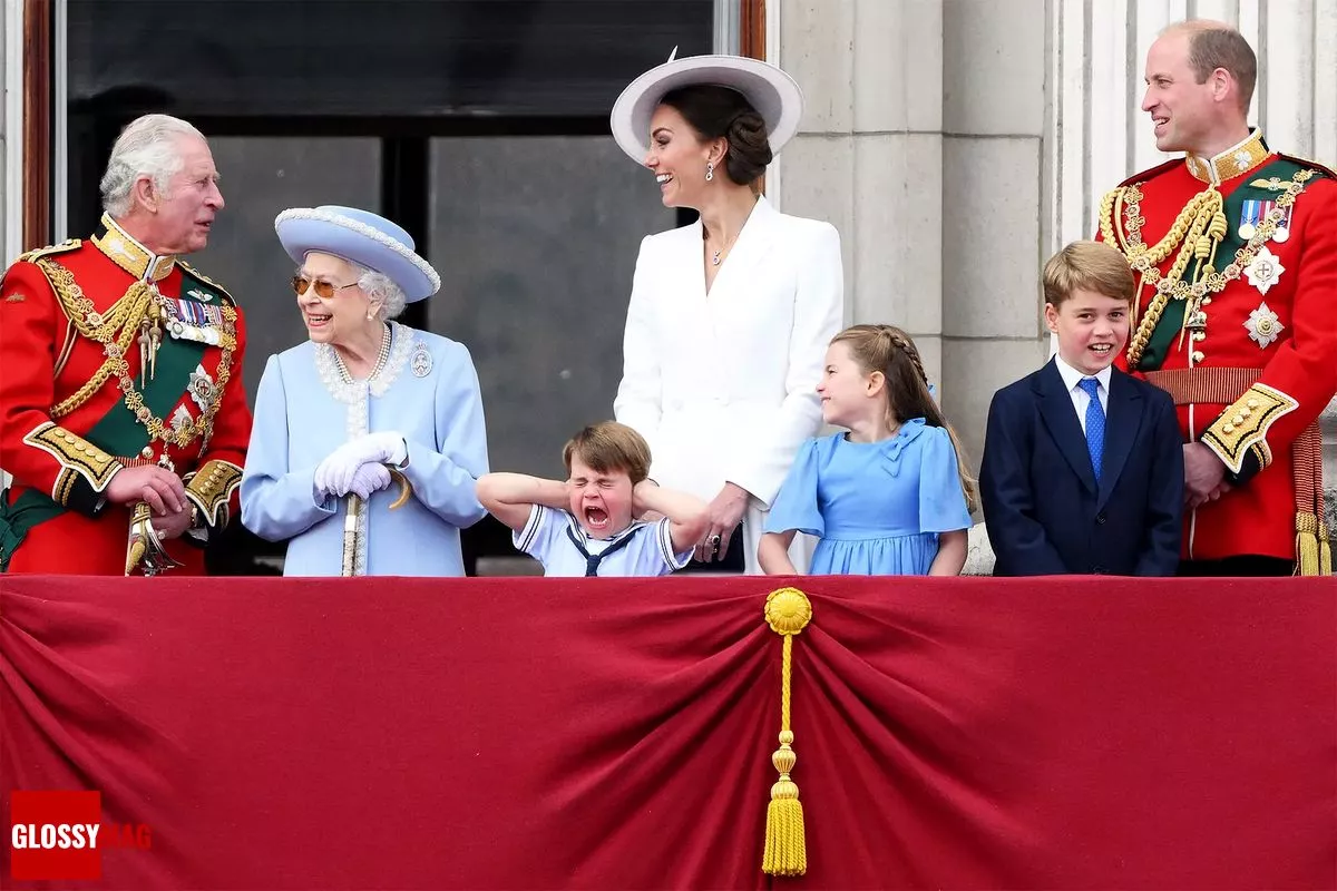 Принц Чарльз Уэльский, Королева Елизавета II, Луи Кембриджский, Кейт Миддлтон, Шарлотта, принц Уильям наблюдают за воздушным десантом Королевских ВВС на балконе Букингемского дворца, 2 июня 2022 г.