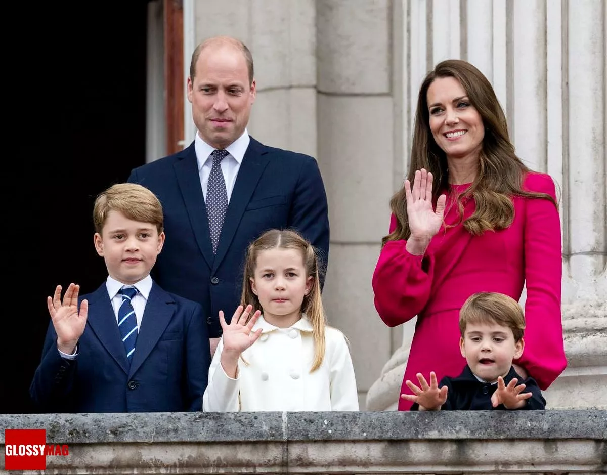 Принц Джордж Кембриджский, принц Уильям, герцог Кембриджский, принцесса Шарлотта Кембриджская, принц Луи Кембриджский и Кэтрин, герцогиня Кембриджская на балконе во время Платинового юбилея Королевы, 5 июня 2022 г.