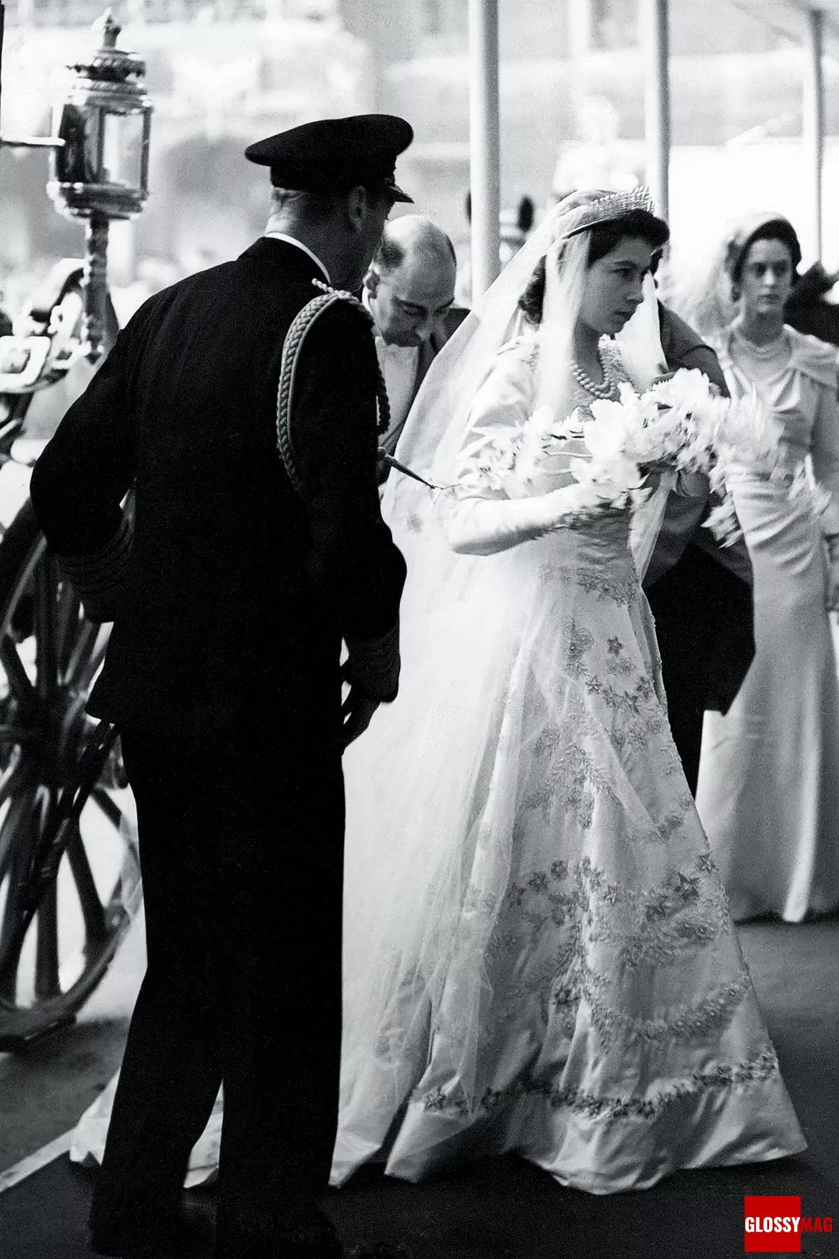 Принцесса Елизавета II прибывает в Вестминстерское аббатство со своим отцом королем Георгом VI, чтобы выйти замуж за Филиппа Маунтбеттена, 20 ноября 1947 г.