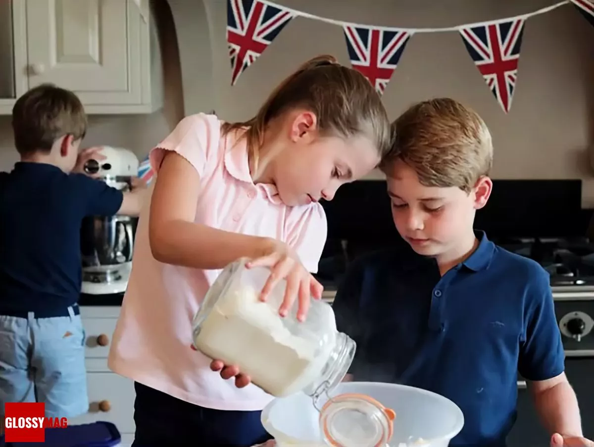 Принцесса Шарлотта Кембриджская и принц Джордж Кембриджский готовят ванильные капкейки в честь 70-летнего правления Королевы, 5 июня 2022 г.