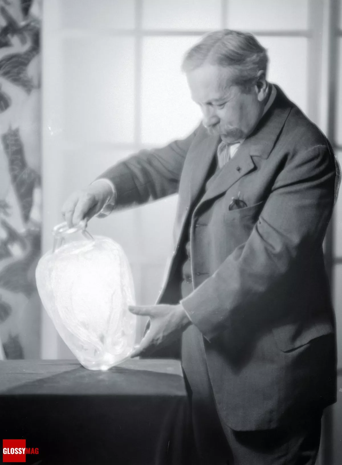 Рене Лалик (René Lalique) рассматривает вазу «Ящерица и Голуби» (Lizards and Bluets), созданную в 1913 году, 1926 г.