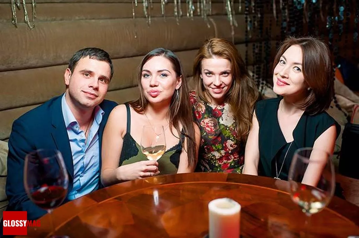 Вера Альхова (Comfort Zone) с супругом (слева), гостья вечера, Наталия Кузьмина (Bobbi Brown) на праздновании 2-летия Love2Beauty.ru в EMPORIO CAFE, 20 ноября 2014 г.