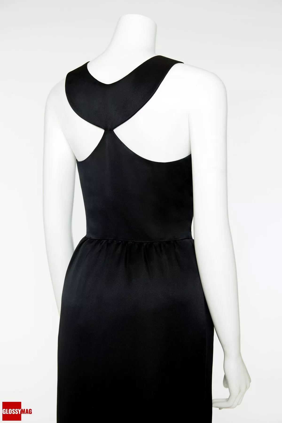 Знаменитое черное платье от Givenchy, в котором Одри Хепберн стояла у витрины ювелирного магазина в фильме «Завтрак у Тиффани»