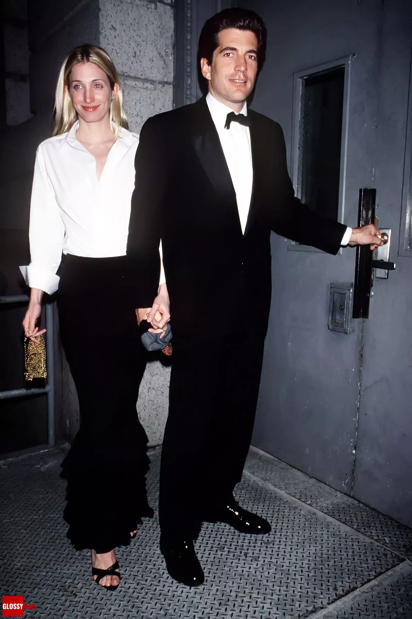 Джон Ф. Кеннеди-младший и его жена Кэролин Бессетт-Кеннеди возвращаются в свою нью-йоркскую квартиру, 9 марта 1999 г.
