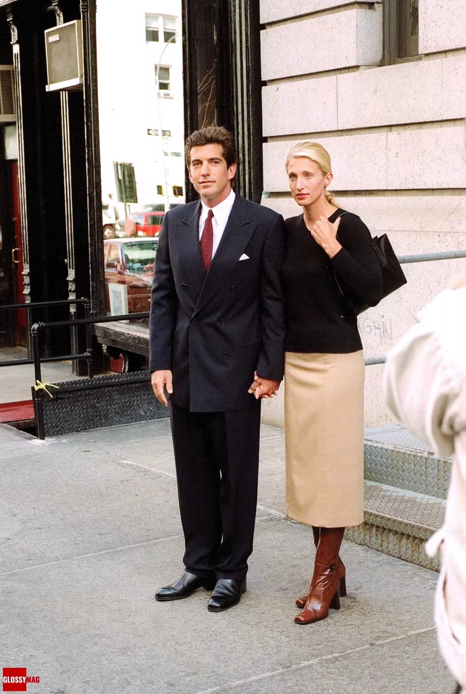 Джон Ф. Кеннеди-младший и Кэролин Кеннеди покидают свою нью-йоркскую квартиру в районе Трайбека, 6 октября 1996 г.