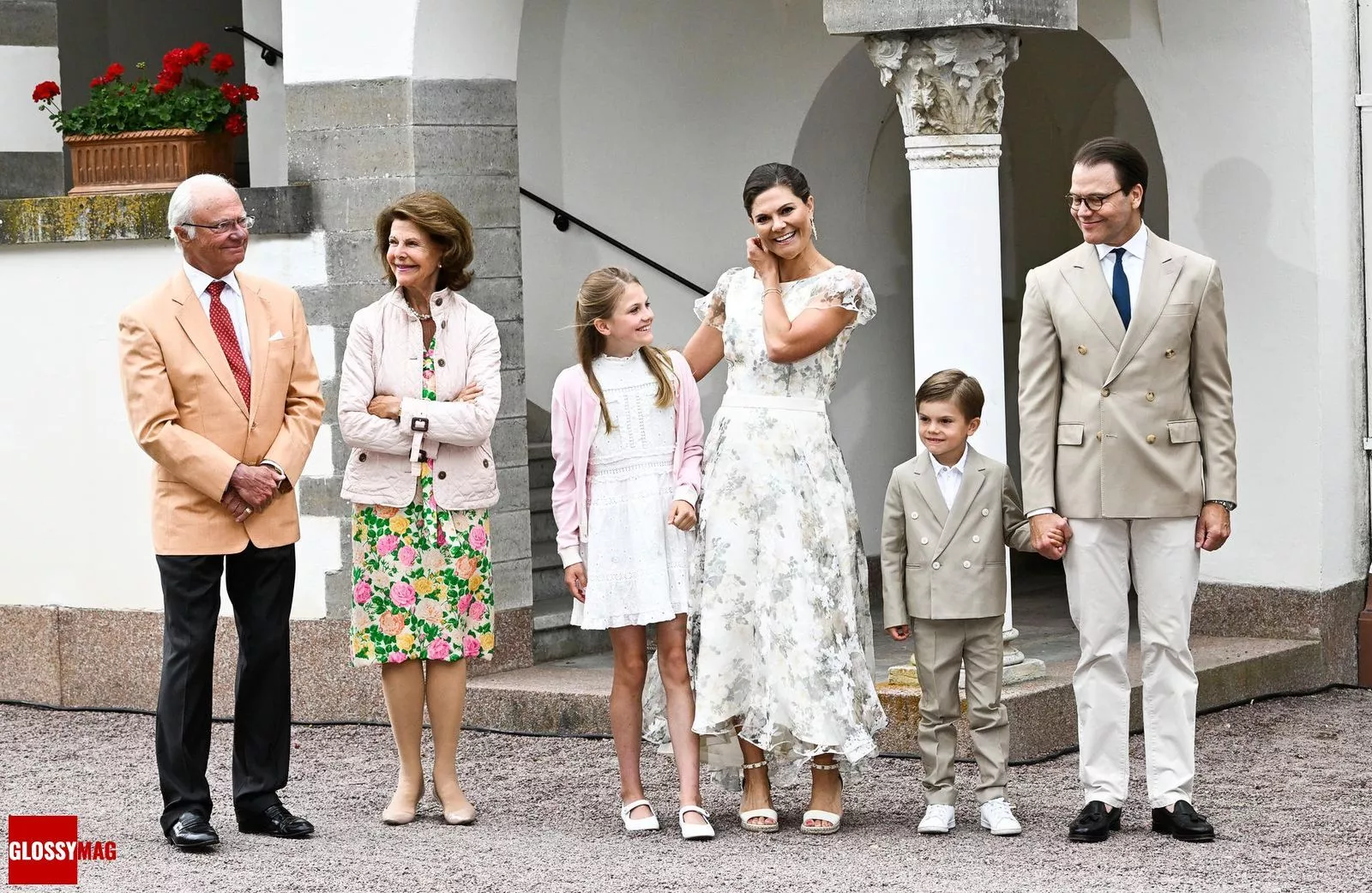 Король Карл XVI Густав и королева Сильвия, кронпринцесса Виктория с мужем, принцем Даниэлем, и детьми: принцессой Эстель и принцем Оскаром в Боргхольмском замке, 14 июля 2022 г.