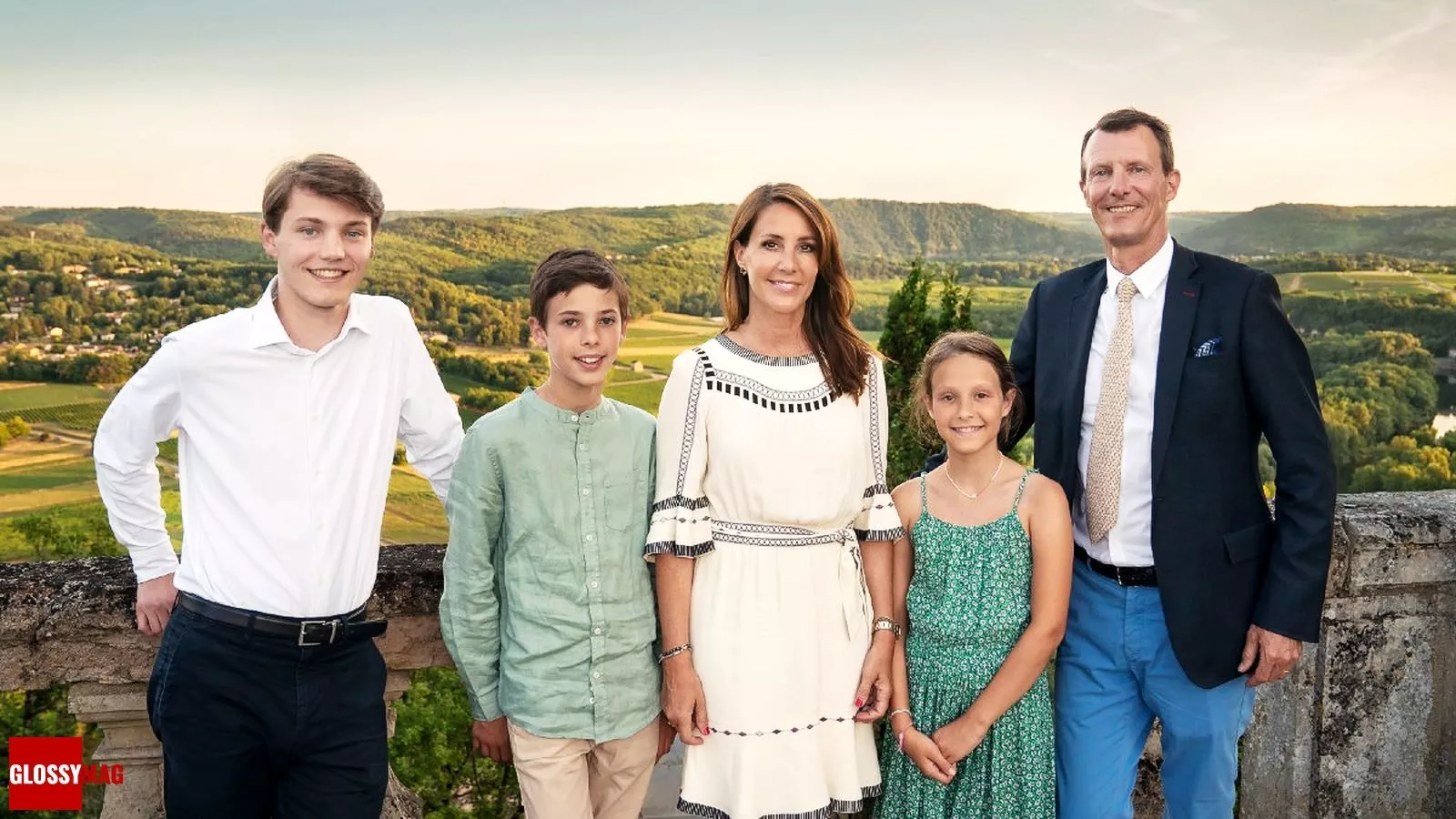 Принц Иоахим с женой, принцессой Мари, и детьми на открытии выставки королевы Дании Маргреты II в Каоре, Франция, 15 июля 2022 г.